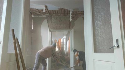 Сусіди, родичі та колеги господарів ліквідовують наслідки ранкової атаки, 28 листопада 2023. Фото: Суспільне Хмельницький Сусіди, родичі та колеги господарів ліквідовують наслідки ранкової атаки, 28 листопада 2023. Фото: Суспільне Хмельницький