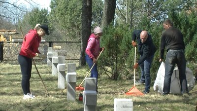В селі на Волині волонтери прибрали польське кладовище