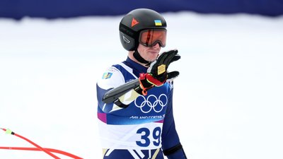 Дмитро Шеп'юк показує наліпку на рукавичці на підтримку скелетоніста Гераскевича