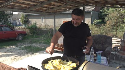 Руслан Гриців показує, де готують їсти для людей з інвалідністю, які приїжджають відпочити