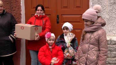 У Рівному волонтери роздавали великодні набори переселенцям та пенсіонерам