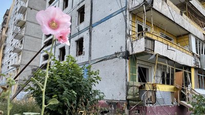 Мати досі зникла безвісти: роковини ракетного удару армії РФ по дев’ятиповерхівки на вулиці Зестафонській 8 у Запоріжжі Мати досі зникла безвісти: роковини ракетного удару армії РФ по дев’ятиповерхівки на вулиці Зестафонській 8 у Запоріжжі