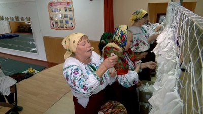 Учасниці вокального ансамблю "Журавлина" під час репетицій плетуть маскувальні сітки для військових Учасниці вокального ансамблю "Журавлина" під час репетицій плетуть маскувальні сітки для військових
