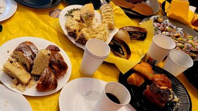 Евакуйовані дніпряни освятили паски у французькому місті Ансі Евакуйовані дніпряни освятили паски у французькому місті Ансі