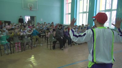 Вистава поблизу лінії зіткнення: дітей прифронтової школи привітали артисти театру Вистава поблизу лінії зіткнення: дітей прифронтової школи привітали артисти театру