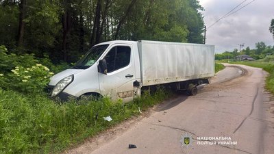 Росіяни атакували авто, яке везло хліб на прикордоння: акубаротравму зазнав водій