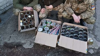 продавчиня робить окопні свічки продавчиня робить окопні свічки