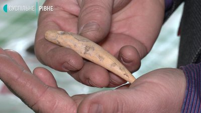 Прикраси і знаряддя, яким 8 тисяч років: знахідки рятівних розкопок у Рівному Прикраси і знаряддя, яким 8 тисяч років: знахідки рятівних розкопок у Рівному