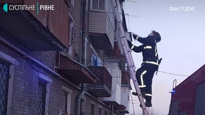 Їжа на плиті: рятувальники через вікно лізли в задимлену квартиру у Костополі