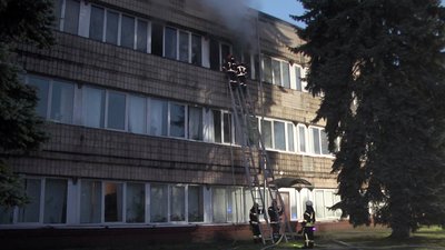 У Хмельницькому понад два десятки рятувальників гасили пожежу у швейному цеху