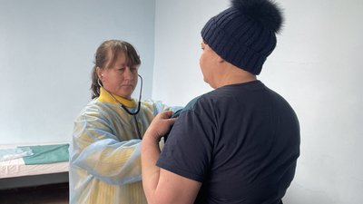 Медсестра обстежує пацієнтку, 25 січня 2024 року. Медсестра обстежує пацієнтку, 25 січня 2024 року.