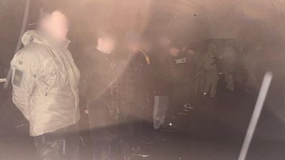 2500 євро за перетин кордону. На Буковині затримали 8 українців призовного віку та їх переправника