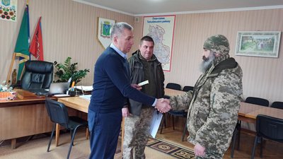 Військовому з Черкащини вручили нагрудний знак від Міноборони Військовому з Черкащини вручили нагрудний знак від Міноборони