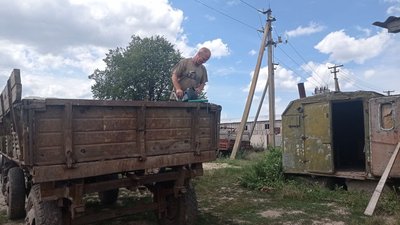 Воюють із запасами харчів для худоби та могилами на цвинтарі: наслідки обстрілів Миропілля на Сумщині з боку РФ Воюють із запасами харчів для худоби та могилами на цвинтарі: наслідки обстрілів Миропілля на Сумщині з боку РФ