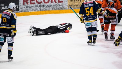 У чемпіонаті Фінляндії хокейний арбітр втратив 4 зуби після влучання шайбою. Відео інциденту