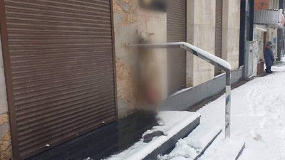 Тушу вівці повісили на ґанку магазину в центрі Харкова
