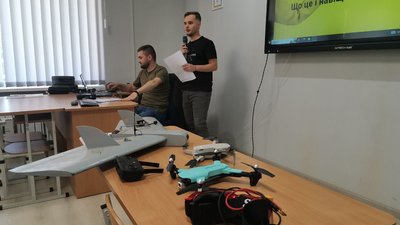 В школі в Терешківській громаді читають лекції з керування дроном В школі в Терешківській громаді читають лекції з керування дроном