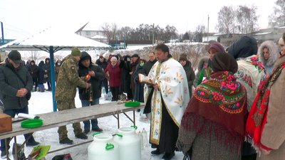 Як у Сватовому на свято Водахреща освячували воду та пірнали у ополонку