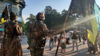 "Дивишся в ті очі, і мурахи по тілу". Як у Франківську актори мім-театру вітали із Днем Конституції "Дивишся в ті очі, і мурахи по тілу". Як у Франківську актори мім-театру вітали із Днем Конституції