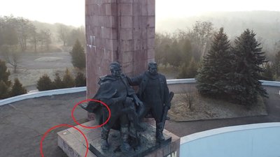Поліція почала перевірку після публікації про розписаний обеліск у Рівному