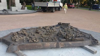 У Чернігові на Валу встановили ще дві скульптури та макет Дитинця