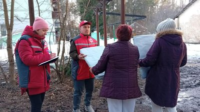 Фахівці Червоного хреста роздають будматеріали мешканцям Шостки