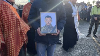 На Тернопільщині попрощалися із загиблим воїном Андрієм Юрківим На Тернопільщині попрощалися із загиблим воїном Андрієм Юрківим