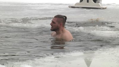 Занурення в ополонку: як львів'яни святкують Водохреще