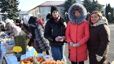На Тернопільщині провели благодійний ярмарок, щоб зібрати кошти для ЗСУ На Тернопільщині провели благодійний ярмарок, щоб зібрати кошти для ЗСУ