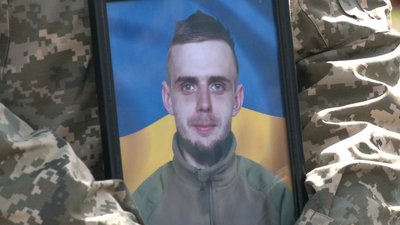 Повернувся з Польщі, щоб захищати Україну: у Рівному попрощалися із загиблим Сергієм Бабичем Повернувся з Польщі, щоб захищати Україну: у Рівному попрощалися із загиблим Сергієм Бабичем