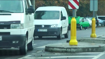 "Небезпечні" острівці безпеки: у Вінниці водії скаржаться на бетонні конструкції "Небезпечні" острівці безпеки: у Вінниці водії скаржаться на бетонні конструкції