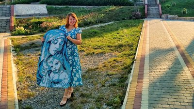 Христина тримає одну зі своїх робіт Христина тримає одну зі своїх робіт
