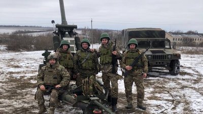 Військовий з побратимами Військовий з побратимами