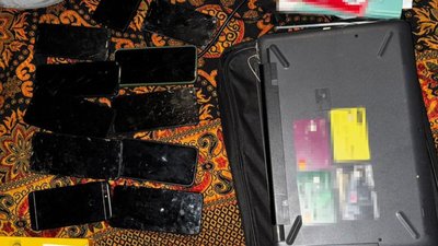 Вилучені смартфони підозрюваних