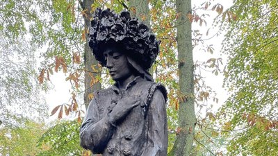 У Бурштині скульптури У Бурштині скульптури