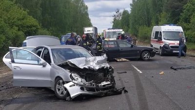 На Волині зіштовхнулися два легковики та вантажівка: серед травмованих – вагітна жінка