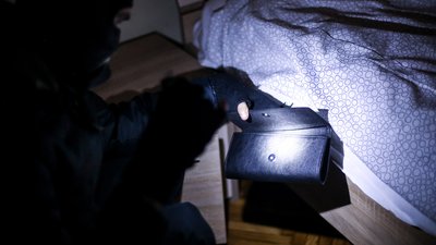 
Грабіж на Чернігівщині: проникла до будинку та викрала речі у 85-річної жінки