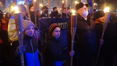 "День єднання поколінь патріотів". У Дніпрі провели смолоскипний марш до дня народження Бандери "День єднання поколінь патріотів". У Дніпрі провели смолоскипний марш до дня народження Бандери