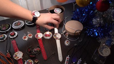 Оздоблює прикраси мікровишивкою. Черкащанка Юлія Пилипенко