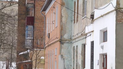 В Ізяславі мешканці двох будинків у середмісті скаржаться на те, що ремонт у них не робився вже майже півстоліття. Фото: Суспільне. Поділля. В Ізяславі мешканці двох будинків у середмісті скаржаться на те, що ремонт у них не робився вже майже півстоліття. Фото: Суспільне. Поділля.