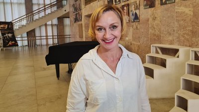 Після вистави "Лишатися (не) можна…" люди плачуть і обговорюють свої історії з окупації, – актриса Римма Зюбіна Після вистави "Лишатися (не) можна…" люди плачуть і обговорюють свої історії з окупації, – актриса Римма Зюбіна