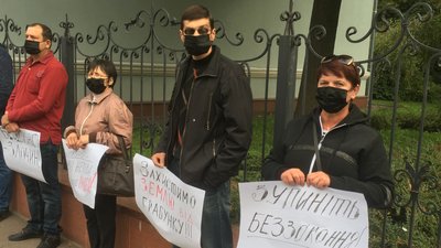 У Житомирі жителі селища Миропіль зібралися на акцію протесту під обласною прокуратурою У Житомирі жителі селища Миропіль зібралися на акцію протесту під обласною прокуратурою