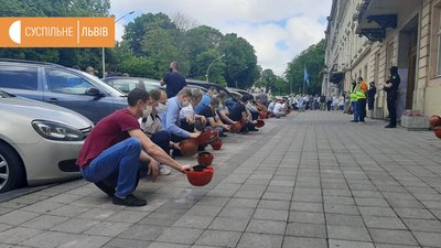 Біля Львівської ОДА пікетували медики та шахтарі Біля Львівської ОДА пікетували медики та шахтарі