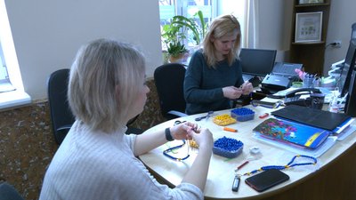 У Франківську працівниці департаменту культури плетуть вервиці для українських військових У Франківську працівниці департаменту культури плетуть вервиці для українських військових