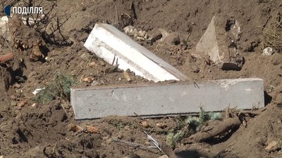 На місті де стояли ялини, тепер бетон та плитка. Фото: Суспільне На місті де стояли ялини, тепер бетон та плитка. Фото: Суспільне