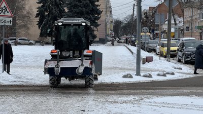 Трактор чистить вулицю від снігу