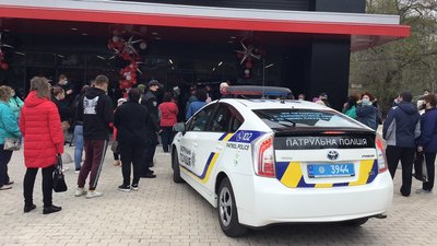 У Маріуполі натовп через знижки штурмував супермаркет У Маріуполі натовп через знижки штурмував супермаркет