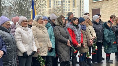 На встановленні меморіальної дошки Сергію Барчану забралися сімʼя, побратими та педагоги На встановленні меморіальної дошки Сергію Барчану забралися сімʼя, побратими та педагоги