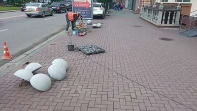 У Франківську почали встановлювати антирпаркувальні пристрої У Франківську почали встановлювати антирпаркувальні пристрої