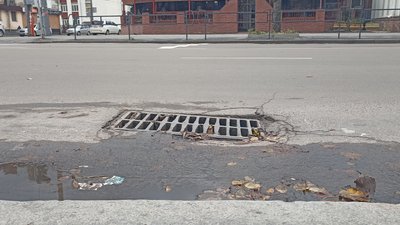 Затоплені вулиці у Житомирі після зливи: комунальники пояснили причину Затоплені вулиці у Житомирі після зливи: комунальники пояснили причину
